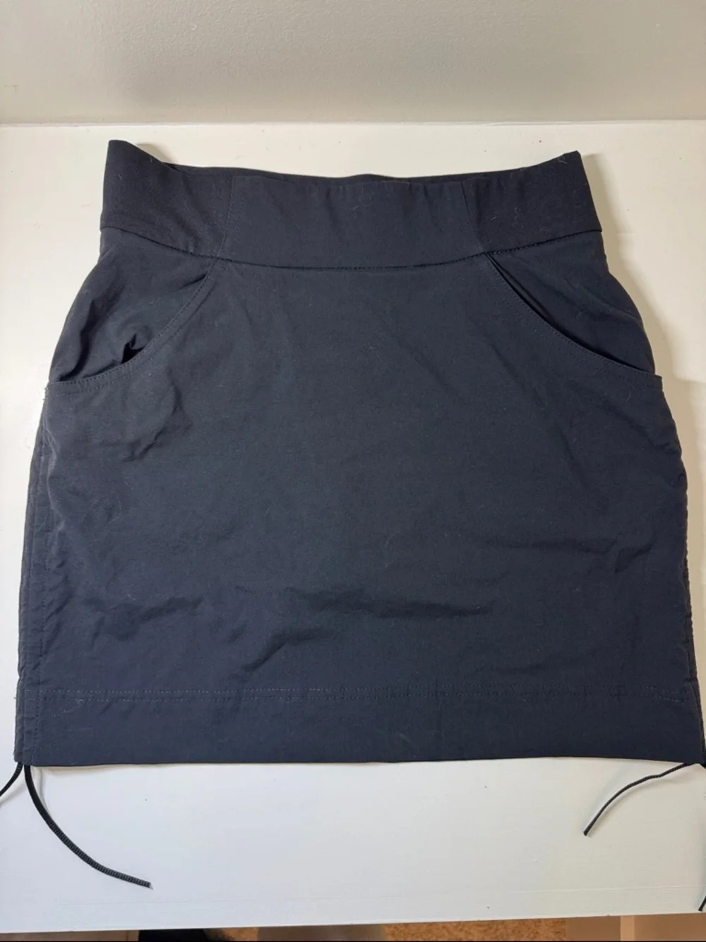 Columbia black skirt with drawstring sides and built in shorts. XS.